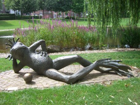 Rees : Froschteich, Skulptur "Froschkönig", geschaffen von Dieter von Levetzow aus Kranenburg